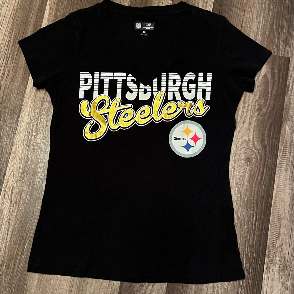 Pittsburgh Steelers Women’s Cut Vneck Tee with metallic accents. Like new!